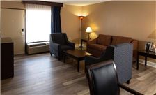 king-bed-suite-of-hotel-pentagon-virginia-th-12.jpg